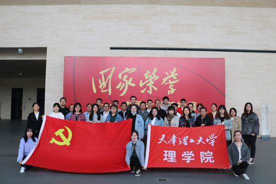 说明: F:\活动照片\2020年度活动照片\10.9 美术馆、周邓、水上参观\IMG_9537.JPG