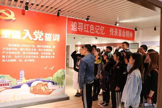 说明: F:\活动照片\2020年度活动照片\10.9 美术馆、周邓、水上参观\IMG_9705.JPG